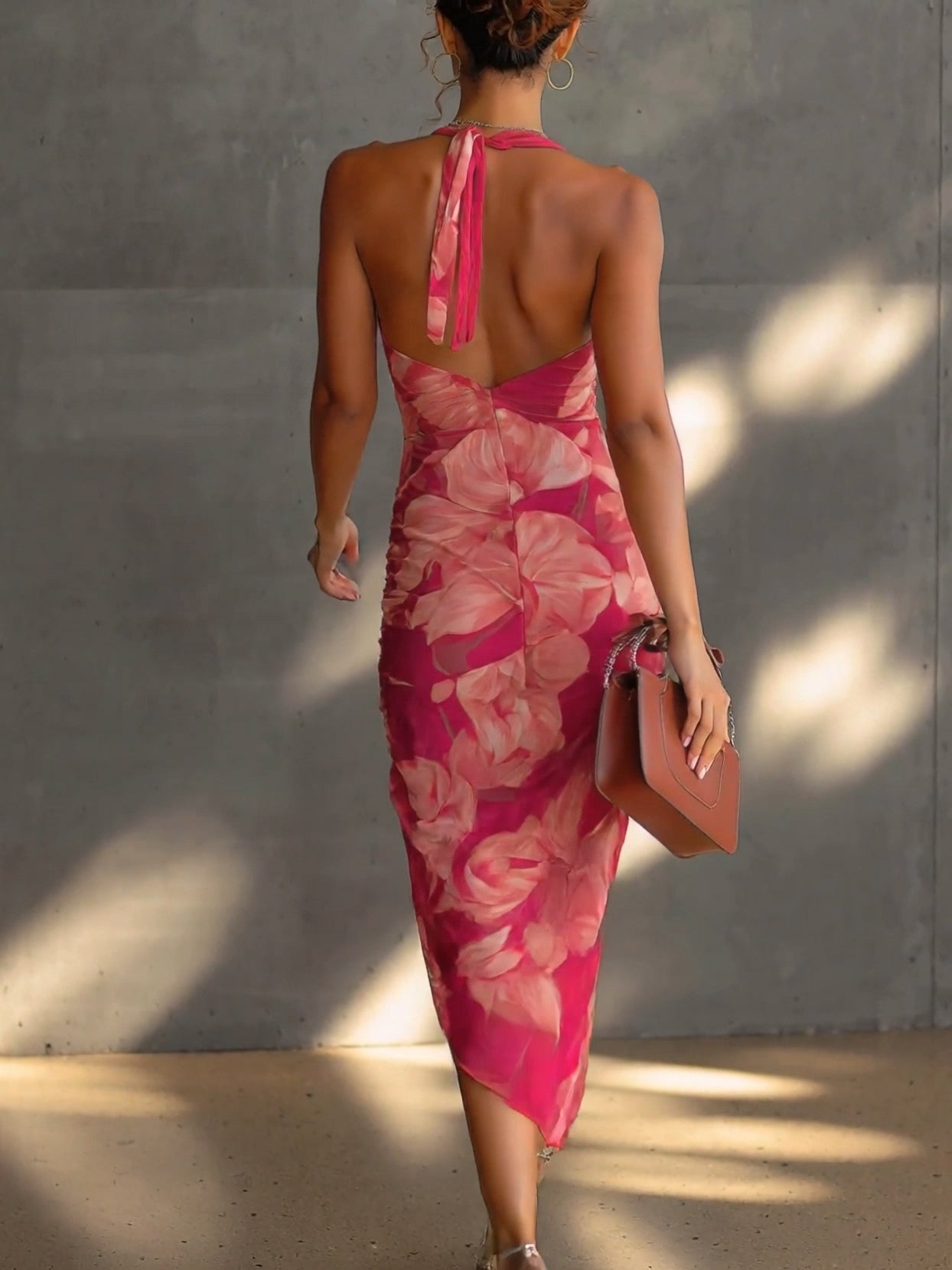 Φόρεμα bodycon χωρίς μανίκια με φούξια λουλουδάτο μοτίβο, με πτυχώσεις στο πλάι
